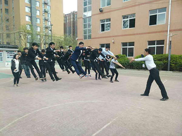 一起玩耍锻炼.jpg